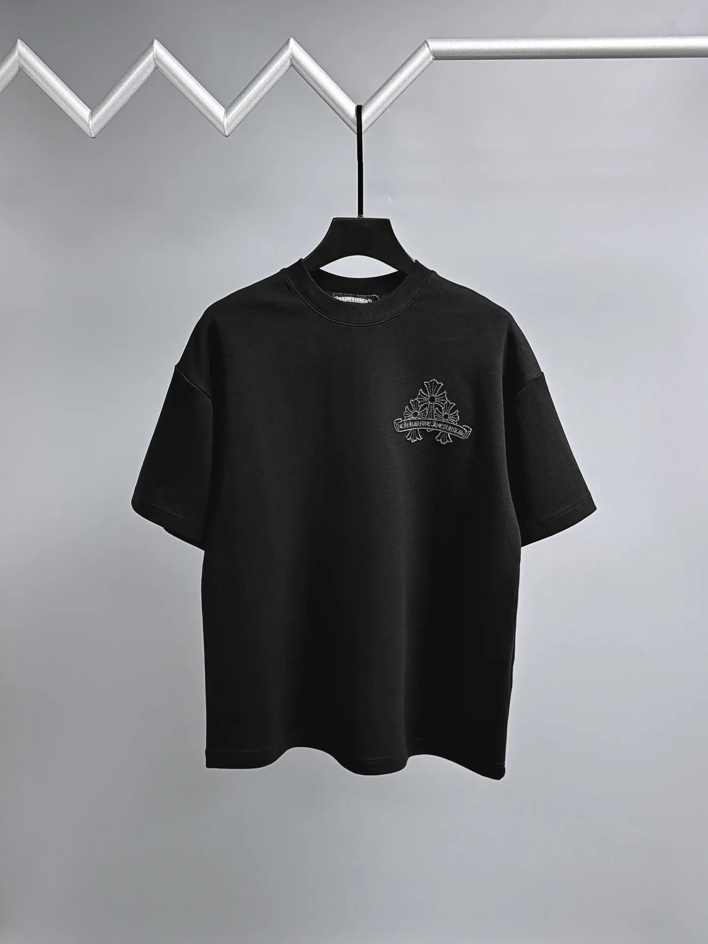 P190 Chrome Hearts* 2꯭0꯭2꯭5 new autumn and winter style ❤️ Original ⌚️ high version Chrome Hearts The fabric is made of 320g high-density modal long-staple cotton. It does not deform or shrink. Process introduction: double thread movement. Chest. The back panel uses overlapping embroidery🪡 process➕the back panel towel rope embroidery process. Color: black SIZE: M-3XL